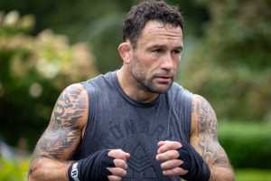 Экс-чемпион UFC, Фрэнки Эдгар, снялся с дебютного боя на голых кулаках в BKFC