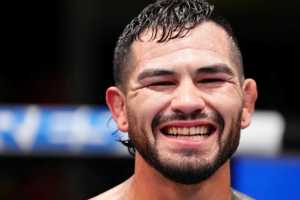 Энтони Эрнандес объяснил, как Дю Плесси сам загонял себя в ловушку в бою с Чимаевым