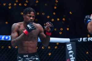 Кевин Холланд засабмитил Висенте Люке во втором раунде на UFC 316