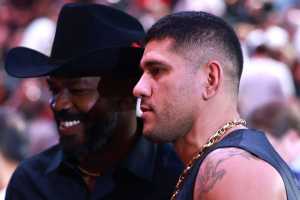 Алекс Перейра не видит смысла в тренировках с Джоном Джонсом до момента проведения их боя