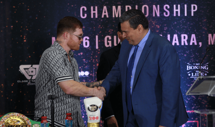 WBC хочет обязать Сауля Альвареса защищать титул против Давида Бенавидеса