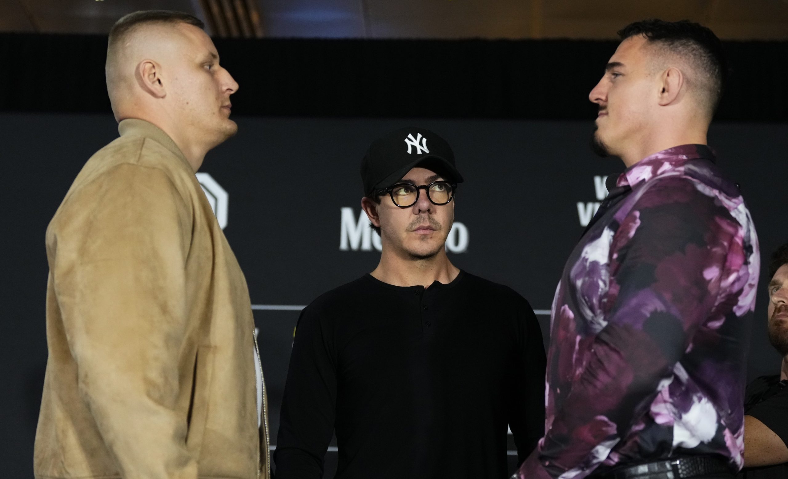 Павлович и Аспиналл провели «битву взглядов» перед поединком на UFC 295