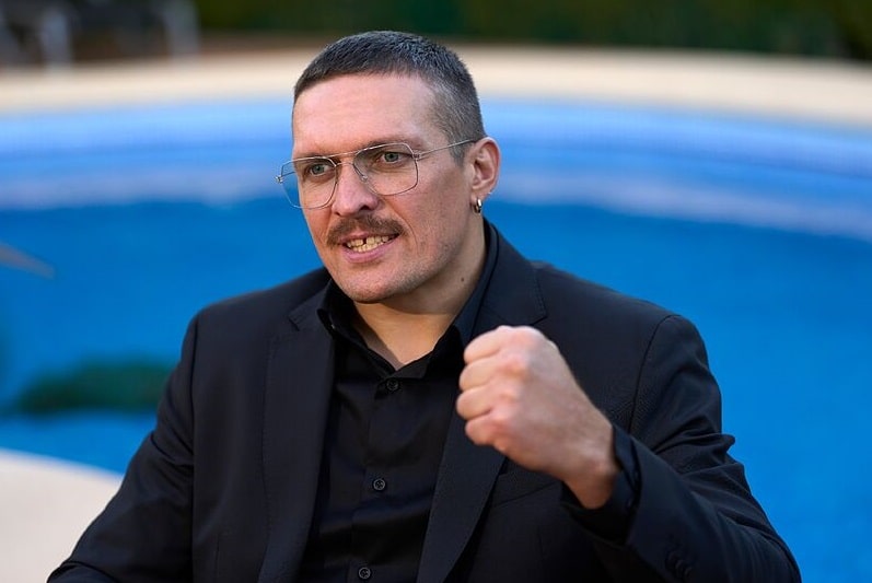 Усик высказался о драке с участием Джона Фьюри: «Мы спортсмены, а не хулиганы»