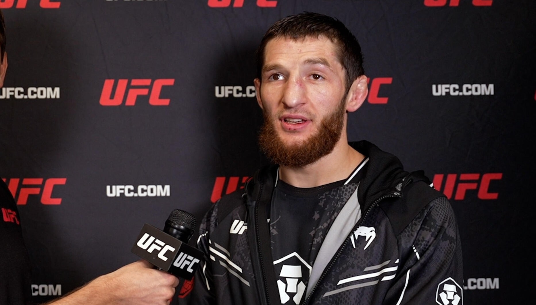 Уланбеков удивился увольнению Мокаева из UFC