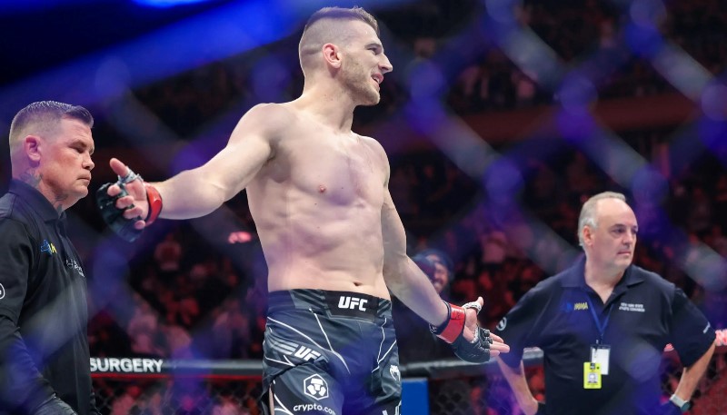 Дэн Хукер заявил, что готов драться на UFC 313 со сломанной рукой