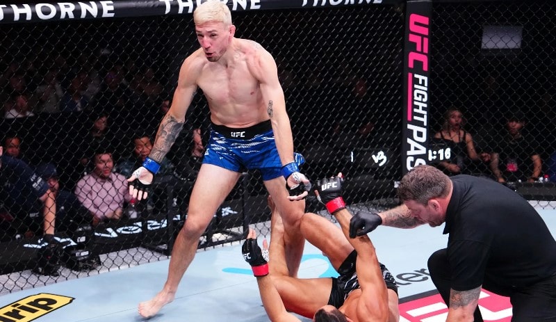 Нокаут на 43 секунде: Кайл Докас оформил неожиданный финиш в бою с Перейрой