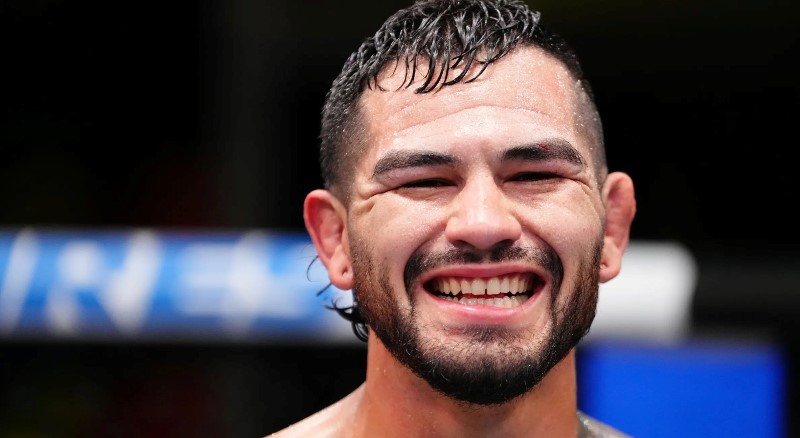 Энтони Эрнандес объяснил, как Дю Плесси сам загонял себя в ловушку в бою с Чимаевым