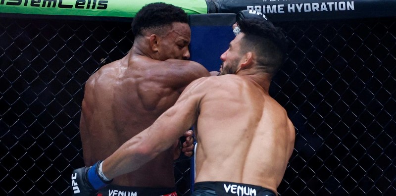 Бойцы UFC стали обладателями премий за «Нокаут» и «Бой месяца»