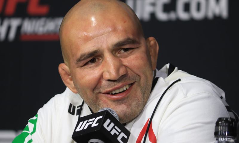 Гловер Тейшейра высказался о Чимаеве: «На спаррингах он бьет слабых парней»